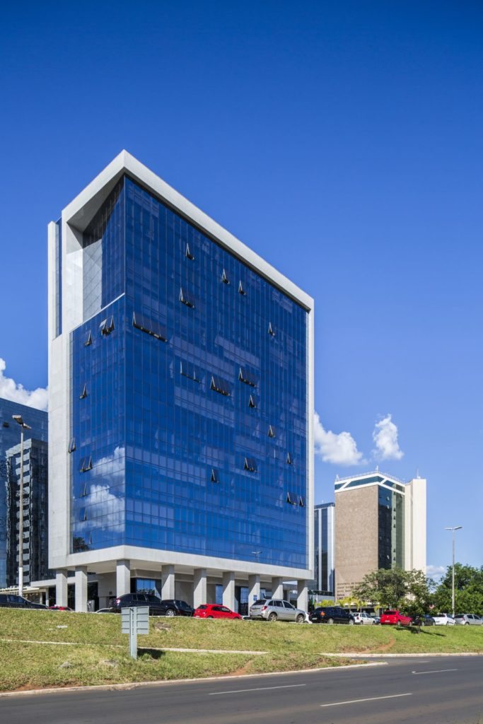 Fachada do Edifício Prime Business Center, prédio de vidro azul no Setor Bancário Sul, onde fica o escritório